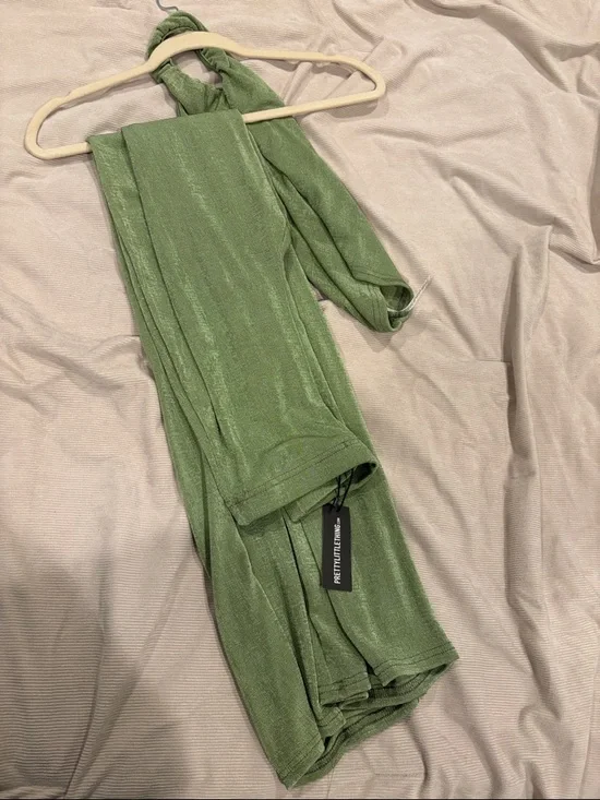 PrettyLittleThing Olive Green One-Shoulder Wide Leg Co-ord - Picture 2 of 5